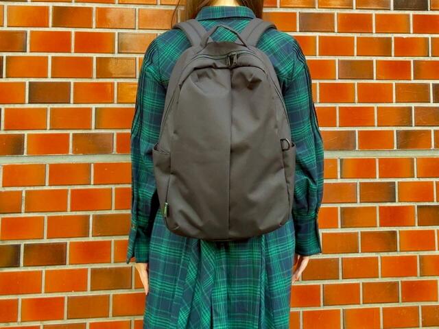 身長155cmの筆者が背負ってみました。すっきりシルエットが◎