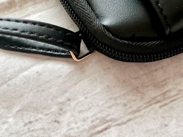 【Disney MICKEY MOUSE スマホショルダー BOOK】金具もゴールドで統一されています