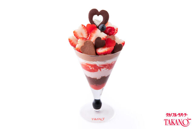 「〈新宿髙島屋店〉バレンタインパフェ」＜価格：2,200円（税込）＞【バレンタインデーまでの期間限定！タカノフルーツパーラーにハートが飾られた苺＆チョコのパフェ登場！】