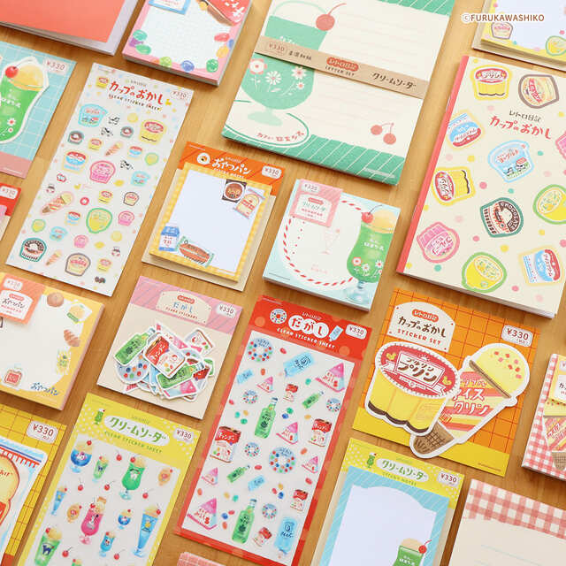 【キャンドゥ限定｜古川紙工デザインシリーズ】クリームソーダや駄菓子などをモチーフにしたレトロ可愛いイラストが魅力の文具全28種類