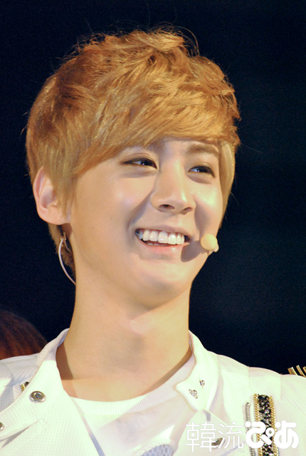 Apeaceヨンウォンの話に笑顔を見せるチョンジ(TEENTOP)