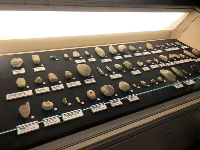 都内出土のヒスイとコハク。縄文人をも魅了したヒスイは、国内唯一の産地である糸魚川から、長野、山梨を経て都内へと運ばれたと想定されている