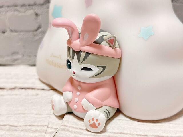 【⼀番くじ mofusand／A賞：にゃんこのおやすみルームライト】すべすべ手ざわりの素材なのに、もふもふ＆むちむち感がしっかり伝わってくる完成度です…！