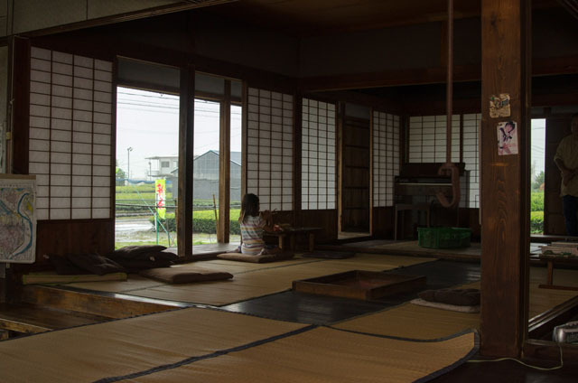 山香荘茶園には、古民家が隣接していて、自由に休める。キャンプシーズンには宿泊していく人もいるとか