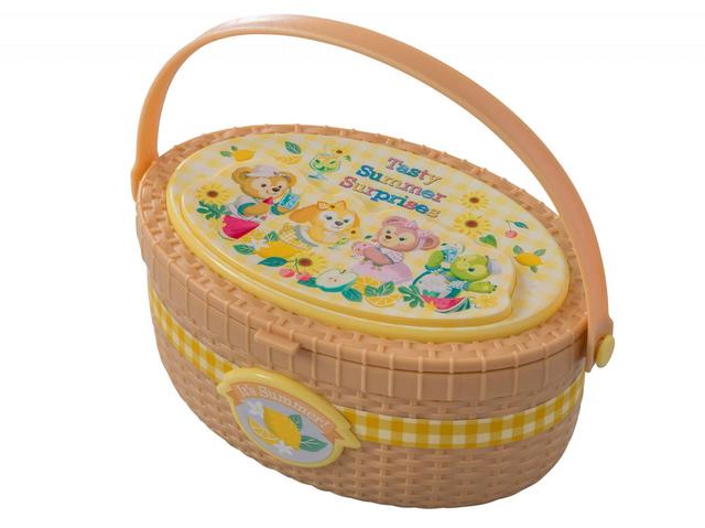 チーズケーキとベリーソース、スーベニアケース付き 1,370円｜販売店舗：東京ディズニーシー「ケープコッド・クックオフ」｜ダッフィー＆フレンズのテイスティ・サマー・サプライズ