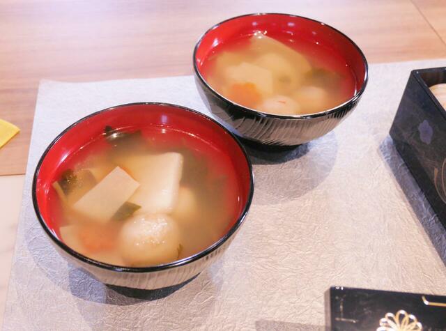 おせち・一段重「スヌーピー」｜湯煎で温める冷凍のお雑煮も付いてきます♪