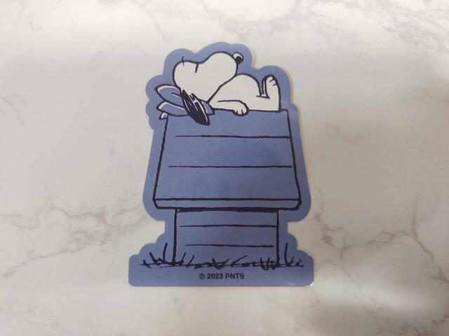 寝そべるスヌーピーがキュート