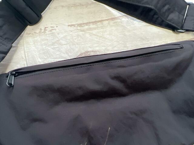 メイン収納はファスナーで開閉する仕様