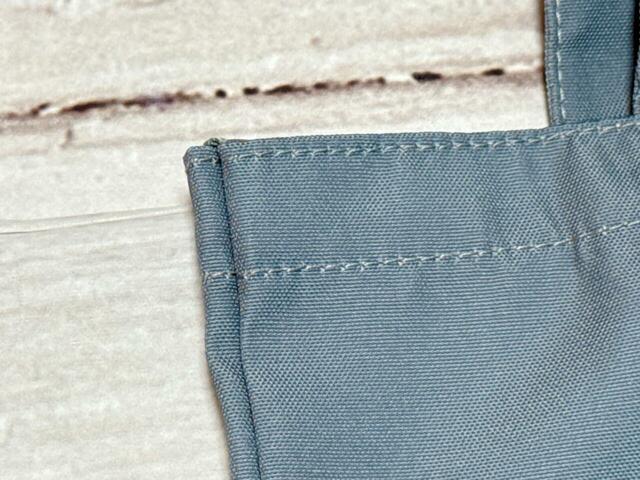 素材はポリエステル。やわらかくほどよい厚みの生地