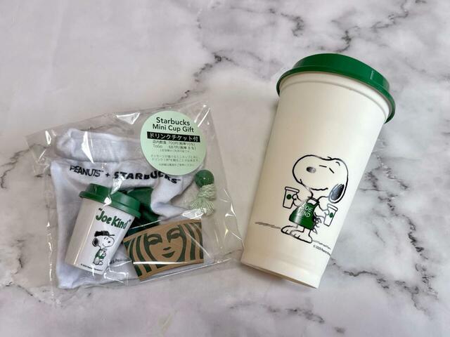 店舗で買える「PEANUTS リユーザブルカップ ホワイト 473ml」と「PEANUTS ミニカップギフト」