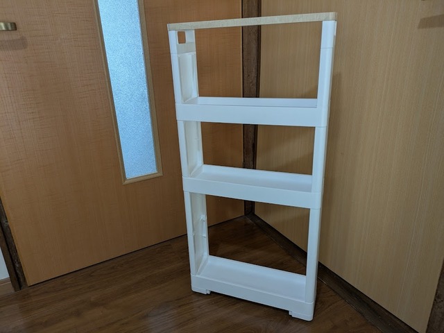 【ニトリ　軽くて組立簡単 スリムラック ウッド 4段（マルチ分割）】隙間以外の場所だとややグラつきが気になります。隙間に置くのがおすすめ！