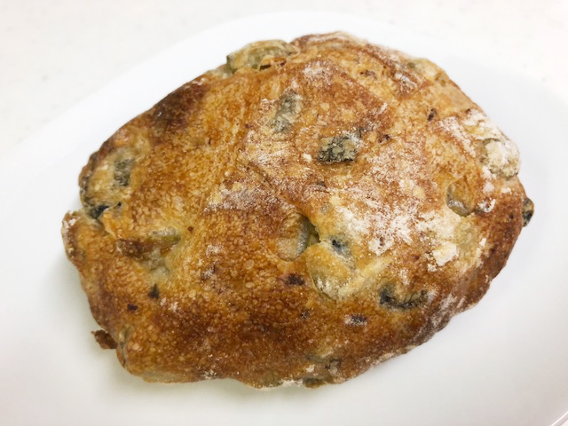 “パン・ド・ロデヴ（生ハムオリーブ）”