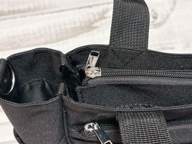 メイン収納は天ファスナー仕様で安心