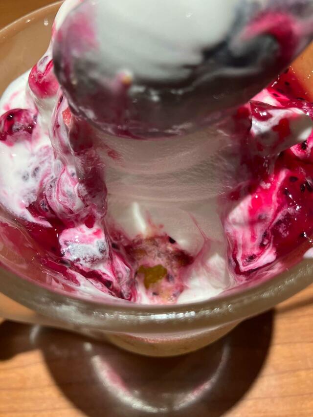 見てください、ソフトクリームの層、めちゃ厚い。掘って掘って、やっと氷がでてくる。