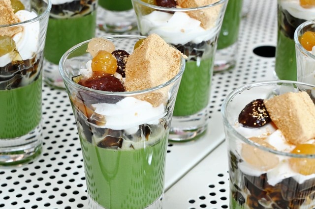 【ヒルトン東京ベイ「BON DANCE」】「黒蜜ゼリーとわらび餅の贅沢抹茶パフェ」抹茶ババロアの上に黒蜜ゼリー、生クリーム、わらび餅、かのこ豆をトッピング