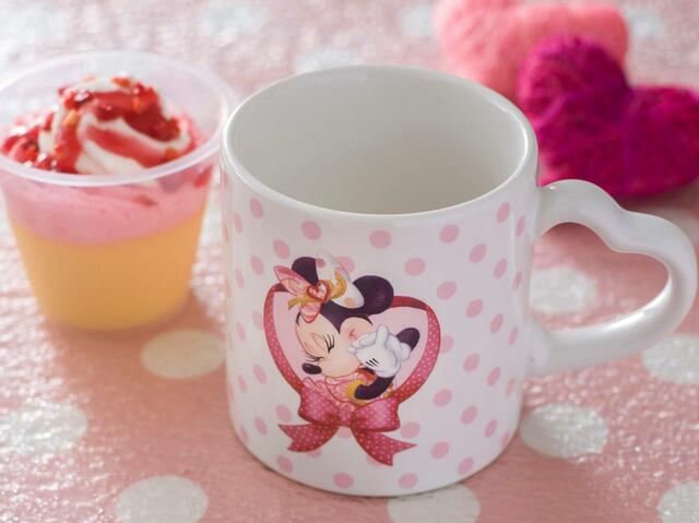 ストロベリー･チーズクリーム＆プリン、スーベニアカップ付き 900円｜提供店舗：東京ディズニーランド「スウィートハート・カフェ」、東京ディズニーシー「ホライズンベイ・レストラン」｜東京ディズニーリゾート「ミニー・ベスティーズ・バッシュ！」スペシャルメニュー