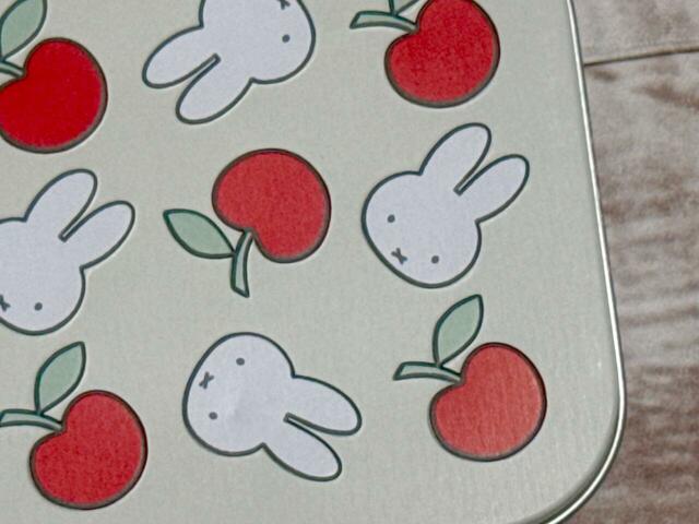 ミッフィーのお顔とリンゴはエンボスデザインで立体的！
