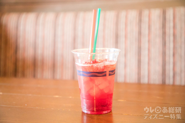 ワインカクテル(ミックスベリー) 680円|カフェ・ポルトフィーノ|東京ディズニーシー「クリスマス・ウィッシュ」