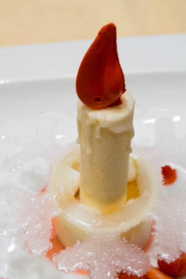 バニラアイスクリームとアプリコットコンポート クリスマスキャンドル仕立て｜“クリスマス・ファンタジー”エンパイアディナー｜ディズニーアンバサダーホテル「エンパイア・グリル」