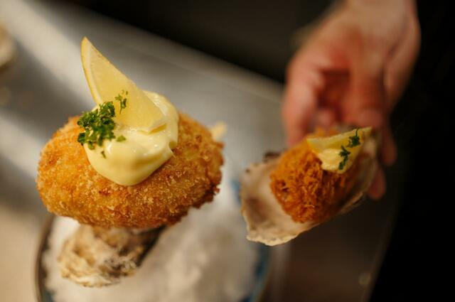 「“どう考えてもデカすぎる”の牡蠣フライ イメージ」＜880円 [税込968円]＞【“どう考えてもデカすぎる”牡蠣フライ】