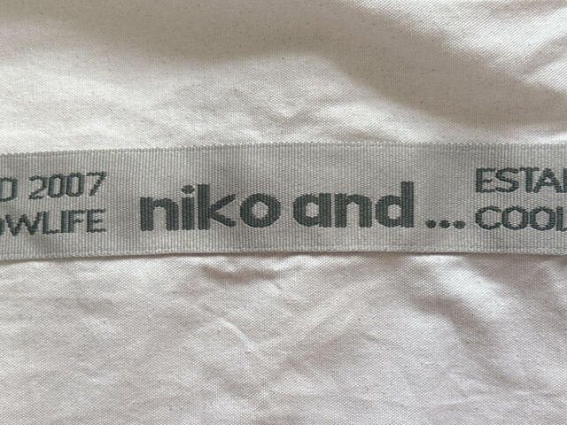 ベージュ×オリーブカラーの配色がおしゃれ