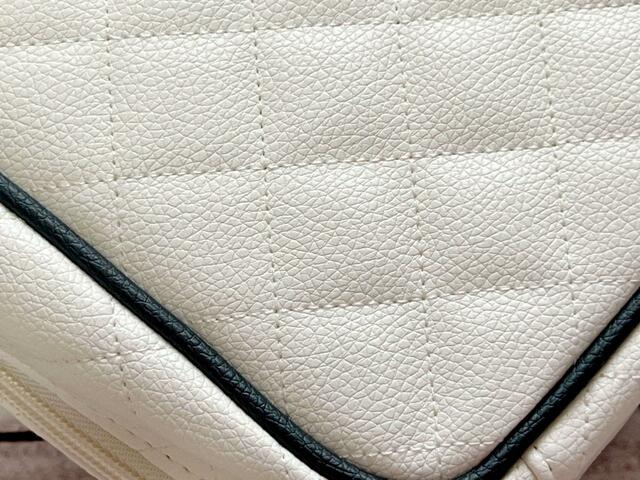 【nanakoななこがさらに本気で作った leur charme COSME POUCH BOOK WHITE】高級感のある、リッチなレザー調の生地