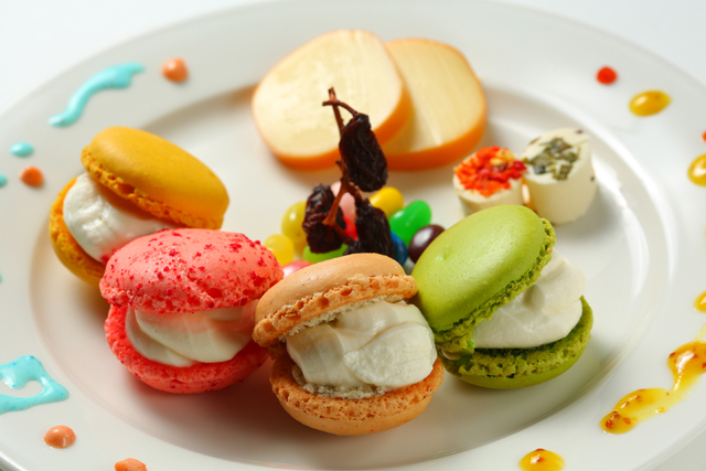 マイカラーマカロンとチーズの盛り合わせ