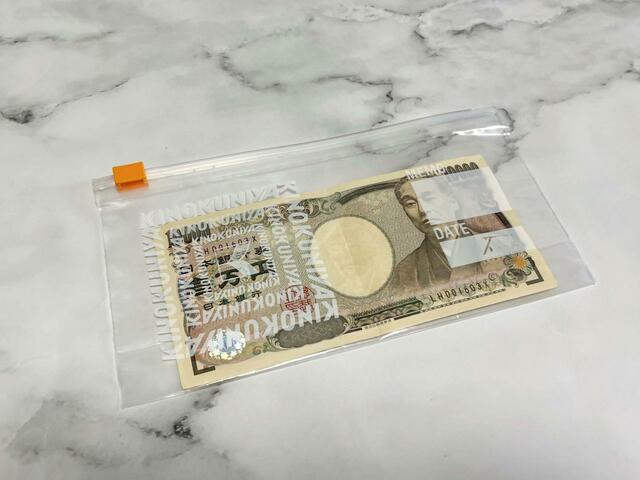 【紀ノ国屋 スライドジッパーバッグ Mサイズ】折り畳まずにお札が入れられます