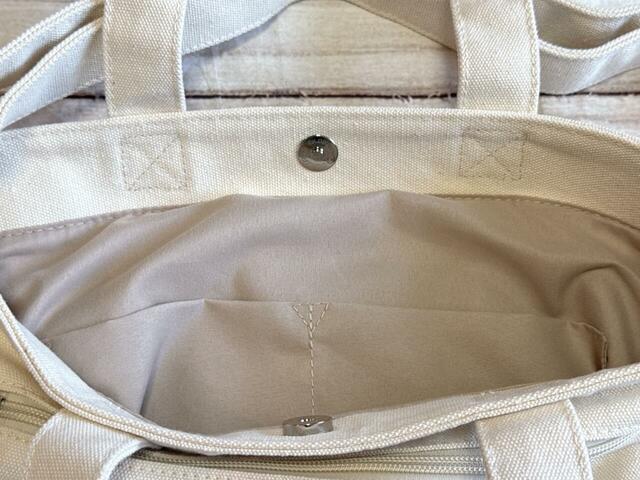 内側の正面側には、2つの区切りポケットが付いています