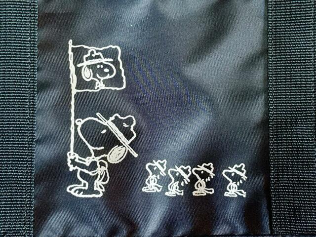 正面にスヌーピーがリーダーをつとめるビーグル・スカウトのプリント入り！