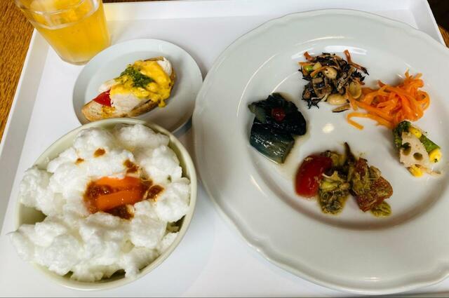 【huwadolo （フワドロ）朝食ブッフェ】お皿1枚ではおさまらない種類のお惣菜