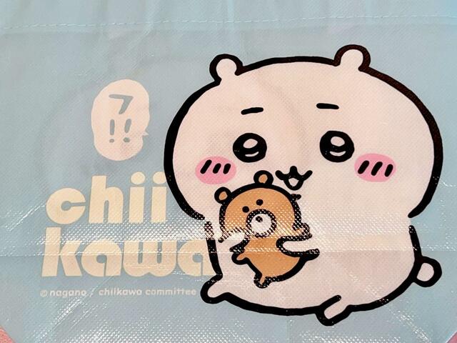 【ちいかわ100円雑貨】お気に入りのクマのぬいぐるみを抱っこしているちいかわがキュートです！