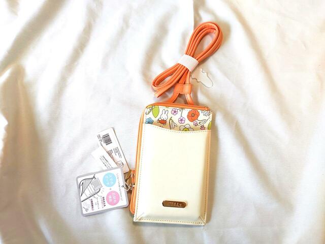 【ニトリ】ネット限定商品「ミッフィー ショルダーポーチ」（オレンジ）3,190円（税込）ポップでかわいいオレンジのショルダー部分がかわいい