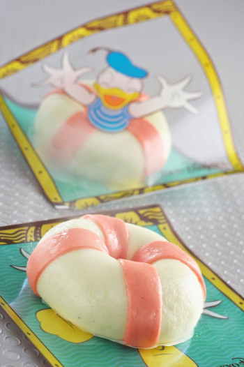 シーサイドスナックで販売中のうきわまん（エビ）｜東京ディズニーシー