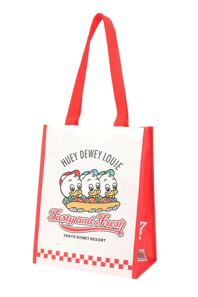 トートバッグ 800円｜東京ディズニーリゾート ヒューイ・デューイ・ルーイのアメリカンダイナー風グッズ｜販売店舗：東京ディズニーランド「ギャグファクトリー/ファイブ・アンド・ダイム」、東京ディズニーシー「スチームボート・ミッキーズ」｜発売日：2024年12月26日（木）