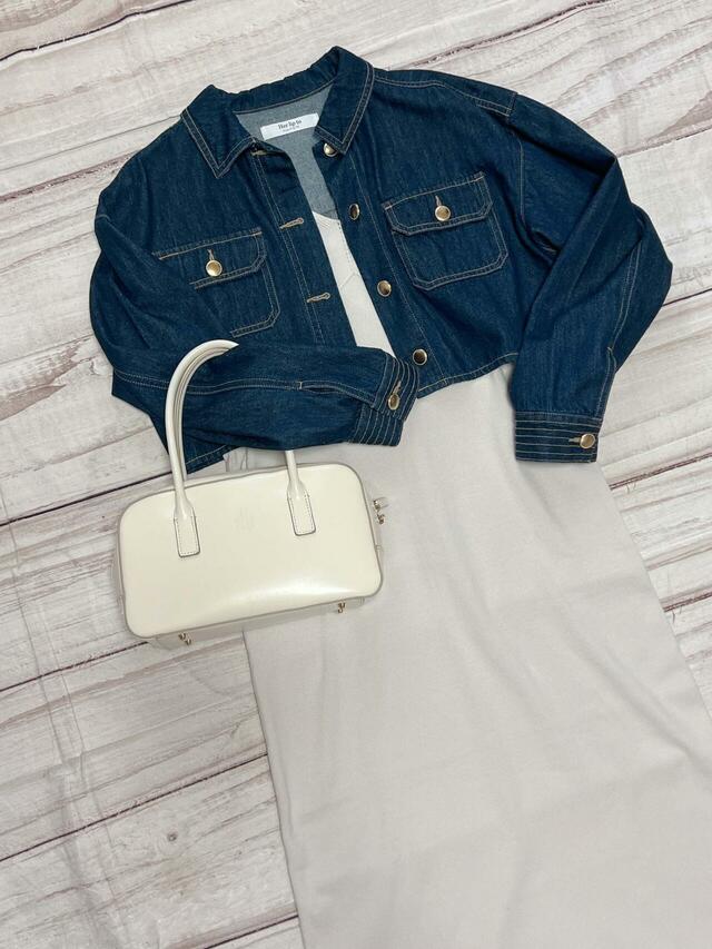 クロップド丈のデニムジャケットを合わせてもOK