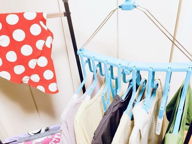 【アイリスオーヤマ 室内物干し 折りたたみ物干し３連タイプ】ピンチハンガーもかけられるので部屋干しにもおすすめ！