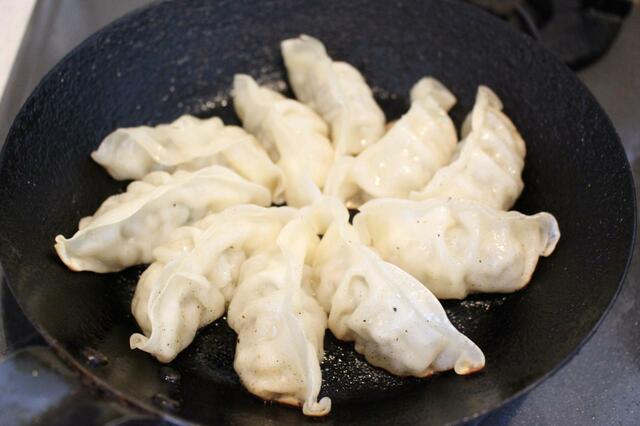 【ロピア　やみつき肉餃子30個入り：699円】凍ったまま調理できます