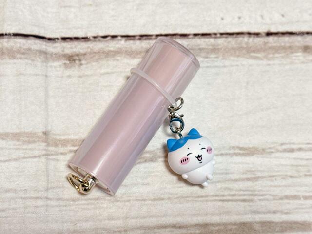 リップにつけてみました。めじるしチャームにぴったりなサイズ感！