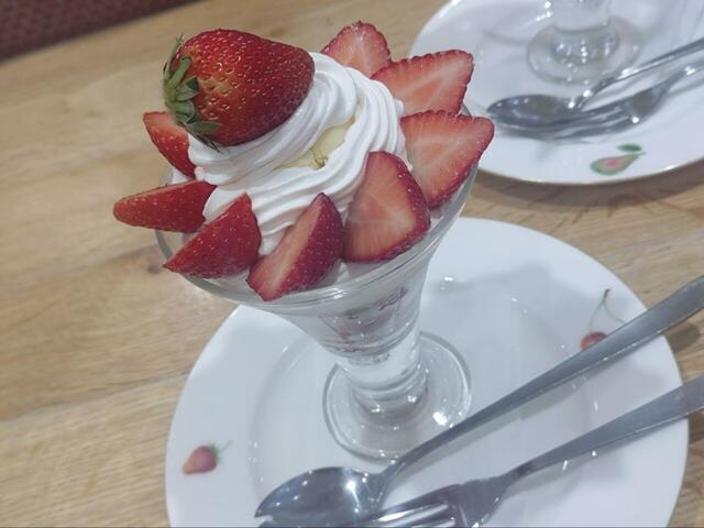 【果実園リーベル パフェ食べ放題】あまりにも美味しかったいちごパフェ。筆者の人生のパフェランキング暫定1位です