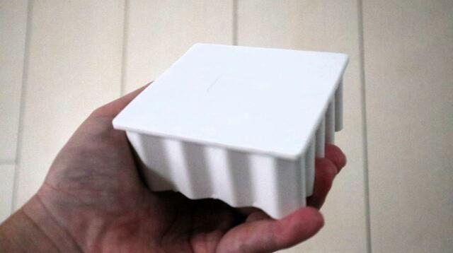 【セリア ステーショナリースタンド】  縦・横 8×高さ 3.8cm、重さ100g