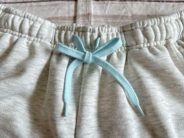 紐が通っているので、ジャストサイズに調整可能！ハチワレはブルーの紐です