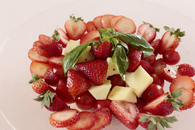 あまおうとトマト、モッツァレラチーズのサラダ