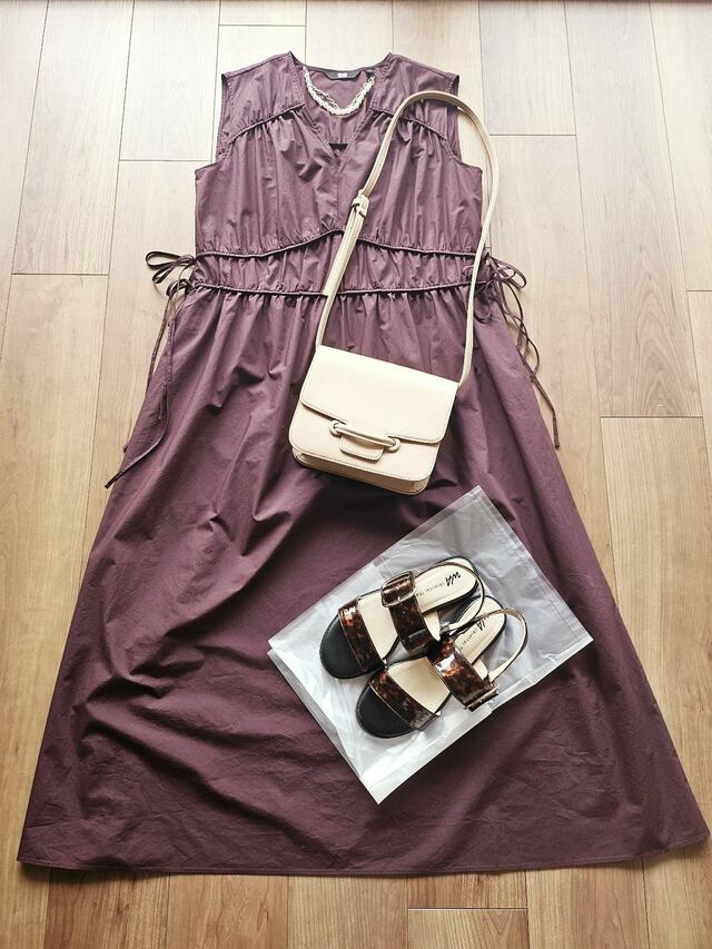 【UNIQLO　コットンギャザーワンピース】きれいめのパンプスやサンダル、バッグにも合う高見えワンピ。フォーマルなシーンにも使えそう