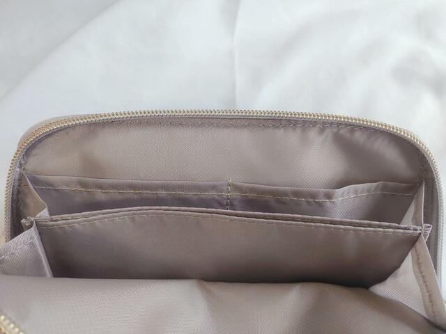 細かいものを入れるのに便利な２つの内ポケット