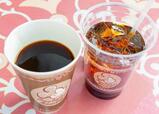 コーヒー／アイスコーヒー 550円｜東京ディズニーリゾート「ディズニー・スウィートモーメント・カフェ」メニュー｜販売店舗：東京ディズニーランドスウィートハート・カフェ」｜発売日：2025年11月1日（土）