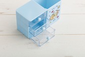 【すみっコぐらし＆リラックマ】マルチペンスタンド　1,980円／3段の引き出し付きで、小物もすっきり収納できます