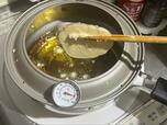 【揚げてお仕舞い】170℃の油で揚げていきます