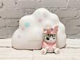 【⼀番くじ mofusand／A賞：にゃんこのおやすみルームライト】サイズは全長約17cm。雲を背に、パジャマ姿のにゃんこがちょこんと佇むかわいいデザイン♪