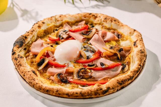 「カレー風味のクリームと半熟卵のピッツァ ビスマルク」【XEXがトロピカルフルーツをふんだんに使用した『 サマースイーツ ブッフェ 』を4店舗同時開催】